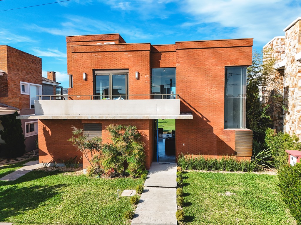 Sobrado em Condomínio  com 294m² e 4 dormitórios no bairro VENTURA CLUB em Xangri-lá para Comprar