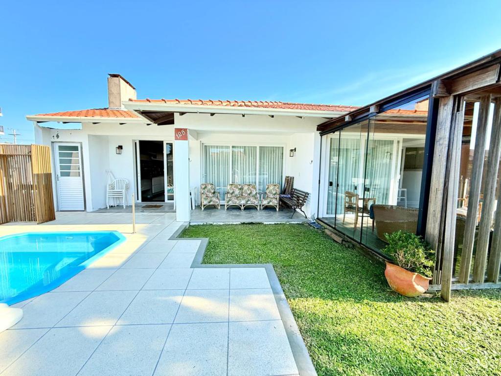 Casa Térrea com 150m² e 3 dormitórios no bairro MARISTELA em Xangri-lá para Comprar