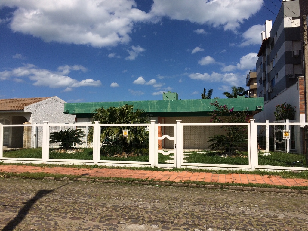 Casa Térrea e 4 dormitórios no bairro ATLÂNTIDA em Xangri-lá para Comprar