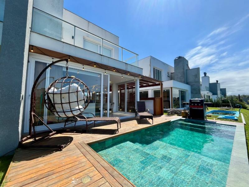 Sobrado em Condomínio  com 150m² e 4 dormitórios no bairro ONE DE ATLÂNTIDA em Xangri-lá para Comprar