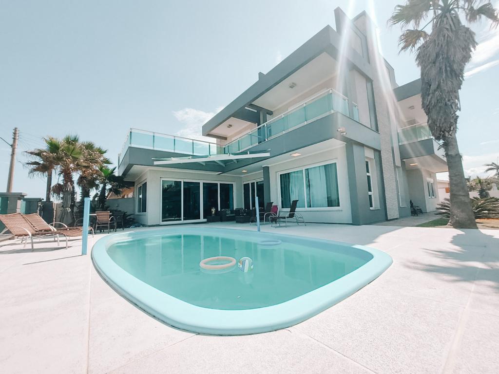 Sobrado e 5 dormitórios no bairro ATLÂNTIDA em Xangri-lá para Comprar