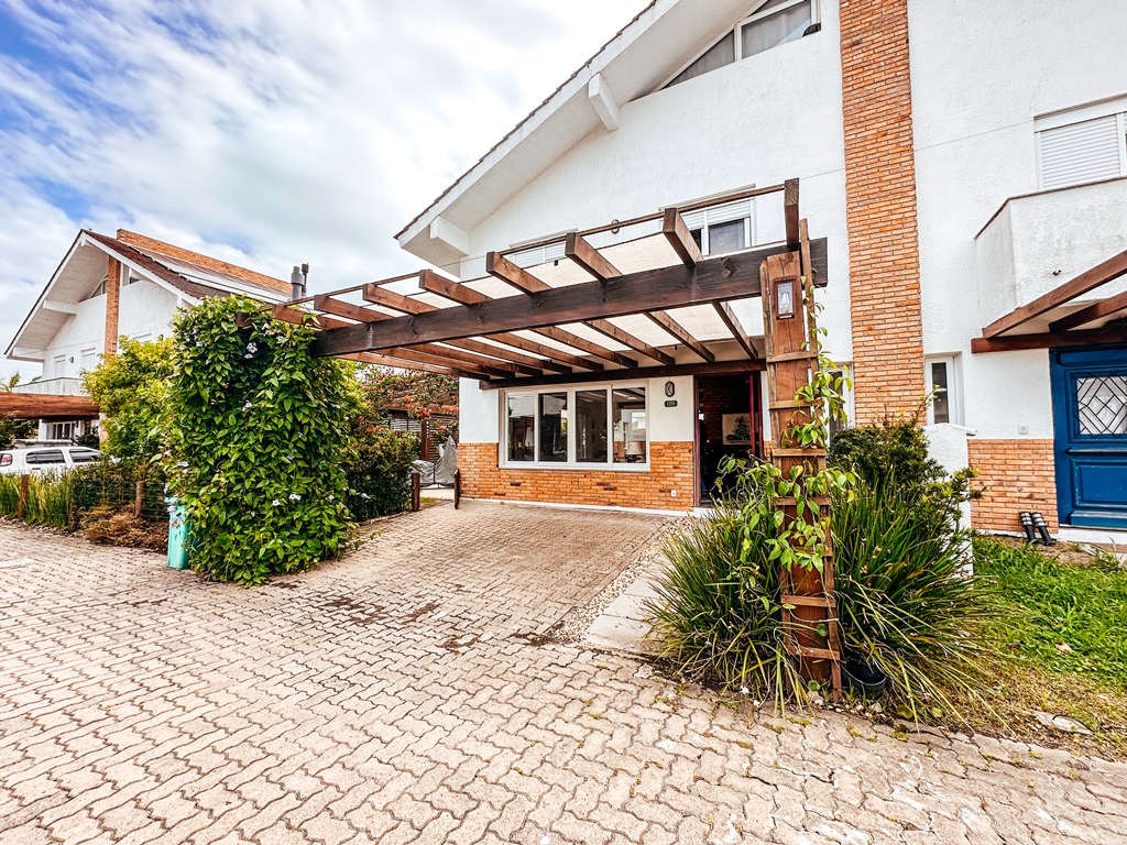 Sobrado em Condomínio  com 155m² e 3 dormitórios no bairro GREEN VILLAGGE em Xangri-lá para Comprar