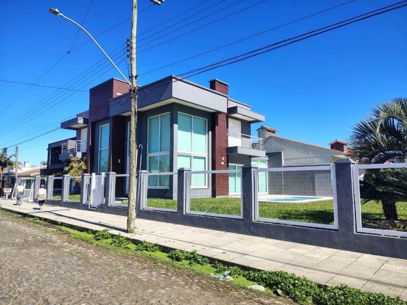 Sobrado com 299m² e 4 dormitórios no bairro CENTRO em Xangri-lá para Comprar