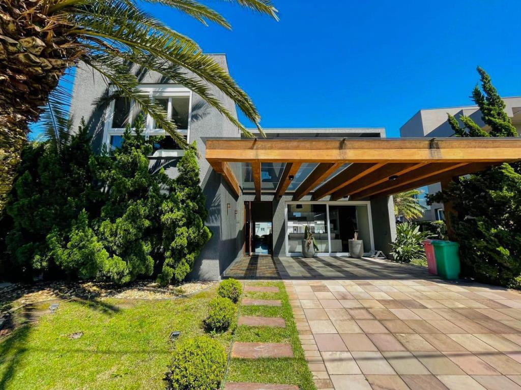 Sobrado em Condomínio  com 370m² e 4 dormitórios no bairro MALIBU BEACH RESIDENCE em Xangri-lá para Comprar