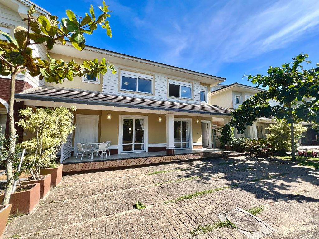 Sobrado em Condomínio  com 210m² e 4 dormitórios no bairro PACIFIC em Xangri-lá para Comprar