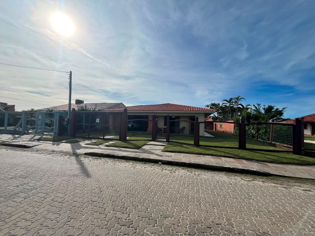 Casa Térrea com 195m² e 3 dormitórios no bairro CENTRO em Xangri-lá para Comprar
