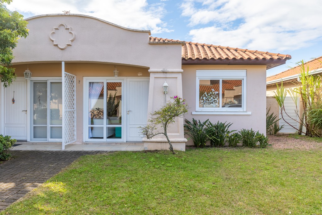 Casa em Condomínio e 2 dormitórios no bairro CASA HERMOSA em Xangri-lá para Comprar