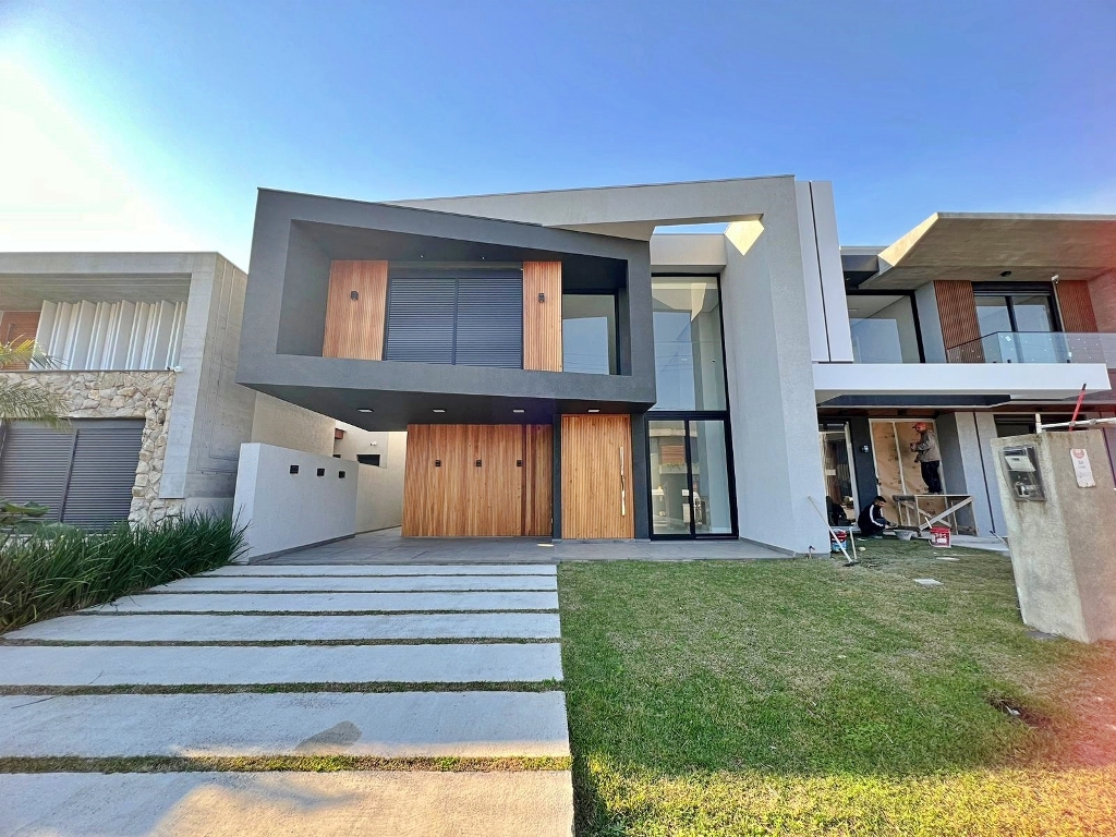 Sobrado em Condomínio  com 220m² e 4 dormitórios no bairro SUNSET em Xangri-lá para Comprar