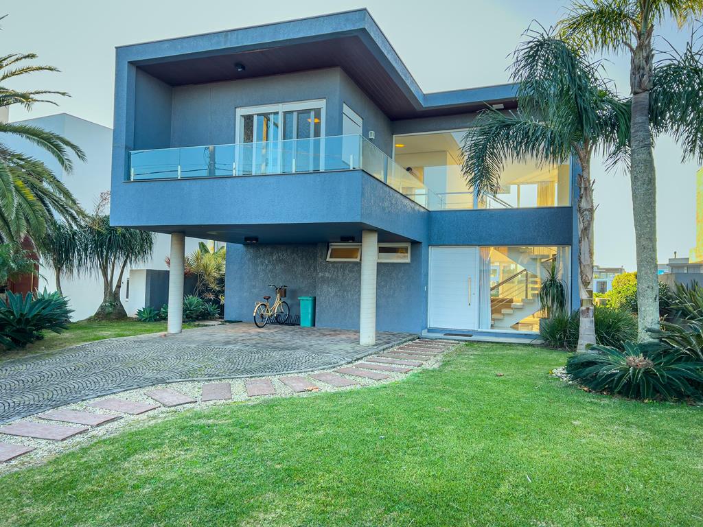 Sobrado em Condomínio  e 4 dormitórios no bairro CELEBRATION em Xangri-lá para Comprar